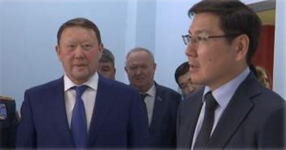Аким области Кумар Аксакалов вместе с заместителем премьер-министра РК, министром оборонной и аэрокосмической промышленности Аскаром Жумагалиевым