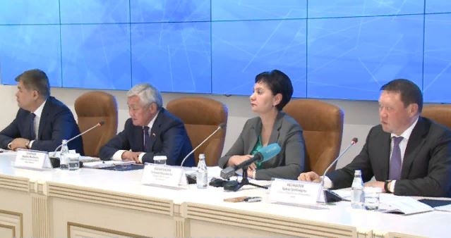 Заместитель Премьер-Министра РК Гульшара Абдыкаликова, министр труда и социальной защиты населения Бердыбек Сапарбаев, министр образования и науки Куляш Шамшидинова, министр здравоохранения Елжан Биртанов